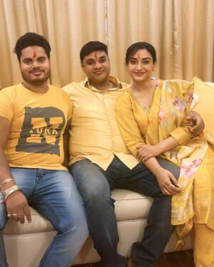 Rati Pandey Instagram - Happy Rakshabandhan to all the lovely brothers and their sisters, May your bond become more stronger,healthier and last forever ❤️❤️
.
.
.
#rakshabadhan #ratipandey #festivities #brothersisterlove
