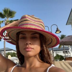 Ravyn Rochelle Instagram - Another day in paradise 🏝️🌊☀️🦀🌸💞🎨
