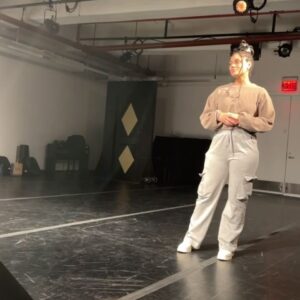 Ravyn Rochelle Instagram - What an eye opening first year at the @columbiamfaacting program 🦁👑 let me tell you!!! This is not easy, putting all my other ambitions basically on the back burner, having to lock in, 12  hour days 5x a week! Having to face things personally I’ve avoided for years. They say bet on yourself well.. that’s exactly what’s happening!! 😈✨

A quick thank you to my class and faculty for having the most patience with me during this long enduring self-discovery. seeing me lose my shit, cry my eyes out and more.. thank you for holding space & taking care of me 🩵