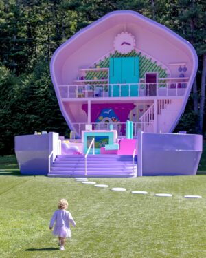 Rebel Wilson Instagram - So yesterday I took the family to Boston for an epic @airbnb Icon experience! The team has recreated EXACTLY the classic Polly Pocket compact and it was the cutest thing imaginable! Thanks @airbnb for gifting us this incredible trip and to @bchesky for treating us! I feel so lucky us girls got to do this! 🩷