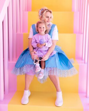 Rebel Wilson Instagram - So yesterday I took the family to Boston for an epic @airbnb Icon experience! The team has recreated EXACTLY the classic Polly Pocket compact and it was the cutest thing imaginable! Thanks @airbnb for gifting us this incredible trip and to @bchesky for treating us! I feel so lucky us girls got to do this! 🩷