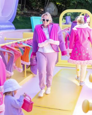 Rebel Wilson Instagram - So yesterday I took the family to Boston for an epic @airbnb Icon experience! The team has recreated EXACTLY the classic Polly Pocket compact and it was the cutest thing imaginable! Thanks @airbnb for gifting us this incredible trip and to @bchesky for treating us! I feel so lucky us girls got to do this! 🩷