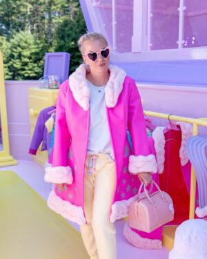 Rebel Wilson Instagram - So yesterday I took the family to Boston for an epic @airbnb Icon experience! The team has recreated EXACTLY the classic Polly Pocket compact and it was the cutest thing imaginable! Thanks @airbnb for gifting us this incredible trip and to @bchesky for treating us! I feel so lucky us girls got to do this! 🩷
