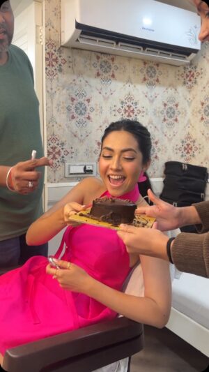 Reem Shaikh Instagram - @sachinmakeupartist1 khane bhi nahi dete 🥺