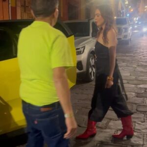 Regina Pavón Instagram - Abordo de la nueva @volvocarmexico EX30 
Con un lookazo de @neithanherbert x @steponfashion 
Joyeria @unode50