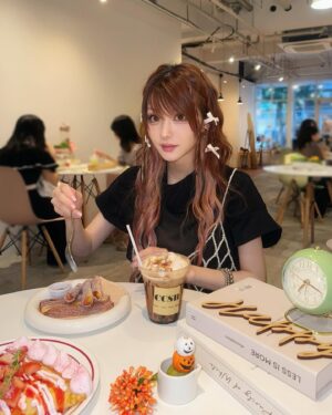 Reina Tanaka Instagram - .
もぐもぐれーな𓌉◯𓇋 ‎

みんなの都内のおすすめのカフェ教えてください♡
※なるべく席と席の間隔が空いてる所がいいです😏
・‥…━━━☞・‥…━━━☞
#カフェ好き #女子会 #スイーツ 
#グダグダ内容のない話をするのが楽しいんです