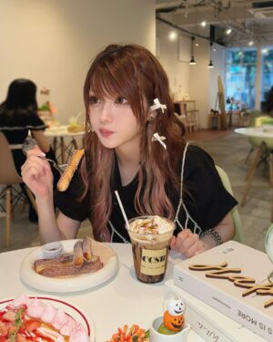Reina Tanaka Instagram - .
もぐもぐれーな𓌉◯𓇋 ‎

みんなの都内のおすすめのカフェ教えてください♡
※なるべく席と席の間隔が空いてる所がいいです😏
・‥…━━━☞・‥…━━━☞
#カフェ好き #女子会 #スイーツ 
#グダグダ内容のない話をするのが楽しいんです