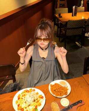 Reina Tanaka Instagram - .
ご飯屋さんで注文した後も
メニューずっと見る派です📖´-😏
・‥…━━━☞・‥…━━━☞
#食べるの大好き
#昔から何があっても食欲だけはなくならん
#逆になくなれ
#そのくせにすぐお腹いっぱいになるのが悩み
#大食い出来る体になりたい