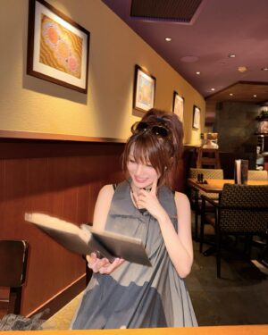Reina Tanaka Instagram - .
ご飯屋さんで注文した後も
メニューずっと見る派です📖´-😏
・‥…━━━☞・‥…━━━☞
#食べるの大好き
#昔から何があっても食欲だけはなくならん
#逆になくなれ
#そのくせにすぐお腹いっぱいになるのが悩み
#大食い出来る体になりたい