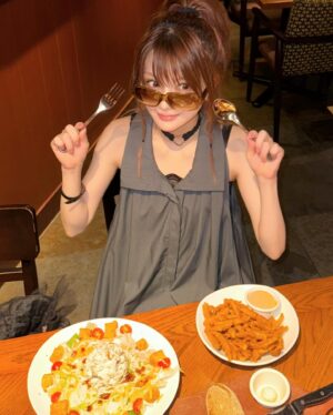 Reina Tanaka Instagram - .
ご飯屋さんで注文した後も
メニューずっと見る派です📖´-😏
・‥…━━━☞・‥…━━━☞
#食べるの大好き
#昔から何があっても食欲だけはなくならん
#逆になくなれ
#そのくせにすぐお腹いっぱいになるのが悩み
#大食い出来る体になりたい