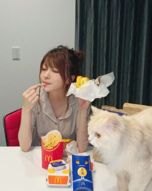 Reina Tanaka Instagram - .
マックの月見バーガー、発売日に
ちゃんと食べました🥚✨️
ふわとろ月見が好き🫶🎑

涼しい部屋でパジャマで食べるマック最高🍔🍟ℳ.❤️

秋ってさ
いろんな所で月見シリーズやるやん?!
お腹のキャパが間に合わん💦

あと意外と、さつまいもシリーズ好きで
スタバのフラペチーノ飲んだけど
ケーキ🎂みたいでおいしかった…🤤
・‥…━━━☞・‥…━━━☞
#マック #マクドナルド #mcdonalds #🍔🍟 
#月見バーガー #さつまいもシリーズ 

※シンバの写りこみが愛おしい💓💓💓
@tanakareina.simba_jack