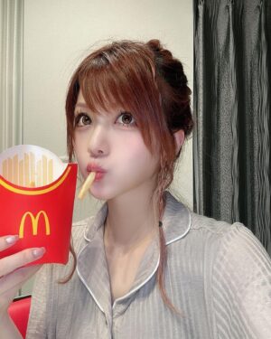 Reina Tanaka Instagram - .
マックの月見バーガー、発売日に
ちゃんと食べました🥚✨️
ふわとろ月見が好き🫶🎑

涼しい部屋でパジャマで食べるマック最高🍔🍟ℳ.❤️

秋ってさ
いろんな所で月見シリーズやるやん?!
お腹のキャパが間に合わん💦

あと意外と、さつまいもシリーズ好きで
スタバのフラペチーノ飲んだけど
ケーキ🎂みたいでおいしかった…🤤
・‥…━━━☞・‥…━━━☞
#マック #マクドナルド #mcdonalds #🍔🍟 
#月見バーガー #さつまいもシリーズ 

※シンバの写りこみが愛おしい💓💓💓
@tanakareina.simba_jack