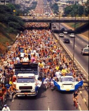Renata Falzoni Instagram - Um #tbt de setembro de 1998. É o Passeio Ciclístico da Primavera. Quem foi? Quem se lembra de uma boa história desse dia? Me conta aqui!

Este foi um dos últimos passeios realizados na cidade. Uma pena, pois eles reuniam de 70 a 80 mil pessoas pedalando juntas para celebrar a chegada da estação. Que maravilha ver essa multidão na rua!

Quando assumimos, em 2021, na Câmara Municipal como suplente por um mês, apresentamos o PL 281/2021 e realizamos uma audiência pública propondo a isenção da taxa da CET para incentivar eventos públicos e esportivos gratuitos nas ruas da cidade, facilitando sua realização sem custos adicionais.

Quero, se eleita, tirar esta lei do papel e retomar esses eventos e também as competições de rua. Bora?

Mais que uma campanha, 
somos um Movimento.

#falzonivereadora 
#falzoni40400 
#nagarupadafalzoni
#movimentofalzoni