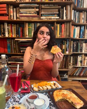 Renaye Tejani Instagram - Had the yummiest meal at @cafemommyjoon , and I’m still craving every bite 😋✨ 
Here’s what I devoured:

- Cheesy Lamb Koobideh Bite 🧀
- Chicken Stuffed Barbari 🍗
- Hummus & Pita 🥙
- Pallonji Raspberry 🍒
- Lemonade 🍋
- Tahcheen E Gusht 🍛
-Cocoa Walnut Baklava 🍫
-Fereni 🍚

Thank you so much for inviting me @cafemommyjoon 
What would you like to try ? 
Let me know below!