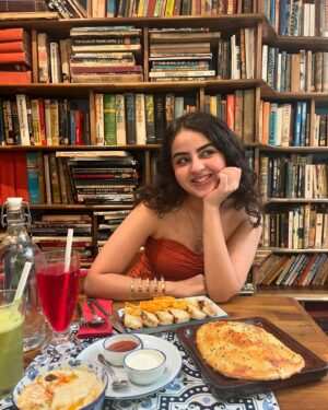 Renaye Tejani Instagram - Had the yummiest meal at @cafemommyjoon , and I’m still craving every bite 😋✨ 
Here’s what I devoured:

- Cheesy Lamb Koobideh Bite 🧀
- Chicken Stuffed Barbari 🍗
- Hummus & Pita 🥙
- Pallonji Raspberry 🍒
- Lemonade 🍋
- Tahcheen E Gusht 🍛
-Cocoa Walnut Baklava 🍫
-Fereni 🍚

Thank you so much for inviting me @cafemommyjoon 
What would you like to try ? 
Let me know below!