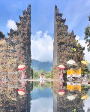 Renjini Kunju Instagram - Mandatory stop at Handra Gate! This stunning backdrop showcases the incredible talent of Bali’s photographers. Every angle tells a story. 📸✨ #HandraGate #BaliPhotography #IncredibleViews”
