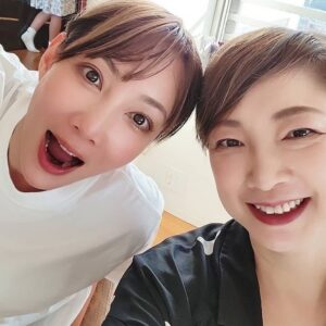 Reon Yuzuki Instagram - .
先日
とよこさんの
お家で
9月のお誕生日の方
合同誕生日会🙂🩷
えまおゆうさんと
うめちゃんと
お子ちゃまお二人🩷
.
たこ焼きも作ったり
みんなで
餃子を包んで食べたり
本格的なシェフの方が
いらっしゃり
美味しいお料理も
頂いたり🙂
みんなで集まって
いろんなお話して
ほんっとに
楽しく
幸せな時間でした🙂🩷

.
今度皆んなで
ダンスレッスン受けに行くことに🙂🙂
楽しそう🙋🙋

.
絆に感謝🩷🩷🩷

.
#えまおゆう　さん
#涼紫央　さん
#紺野まひる　さん
#陽月華　ちゃん
#柚希礼音
