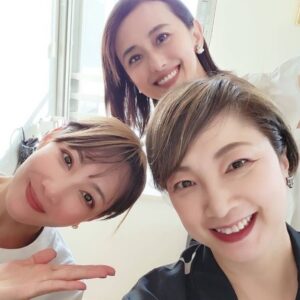 Reon Yuzuki Instagram - .
先日
とよこさんの
お家で
9月のお誕生日の方
合同誕生日会🙂🩷
えまおゆうさんと
うめちゃんと
お子ちゃまお二人🩷
.
たこ焼きも作ったり
みんなで
餃子を包んで食べたり
本格的なシェフの方が
いらっしゃり
美味しいお料理も
頂いたり🙂
みんなで集まって
いろんなお話して
ほんっとに
楽しく
幸せな時間でした🙂🩷

.
今度皆んなで
ダンスレッスン受けに行くことに🙂🙂
楽しそう🙋🙋

.
絆に感謝🩷🩷🩷

.
#えまおゆう　さん
#涼紫央　さん
#紺野まひる　さん
#陽月華　ちゃん
#柚希礼音