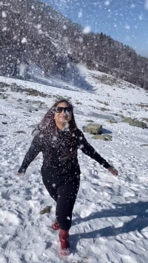 Reshma Rathore Instagram - In all of this fun and frolicking to have a glimpse of heaven at this snow clad mountains Gulmarg Kashmir ☃️❄️🏔️

#heavenonearthkashmir #loveforsnow🤍#winterwonderland #womeninadventure #snowymountains #beautifulterrains #travelindia #kashmirtourism #wintervibes #tourismindia @jktourismofficial