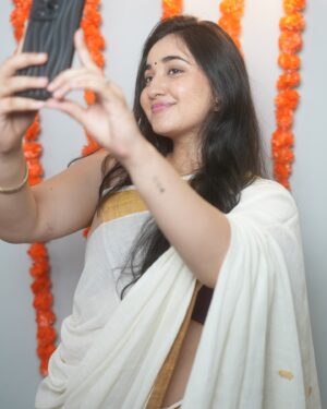 Revathi Pillai Instagram - onam ashamsakal🌻