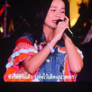 Rhatha Phongam Instagram - รักพี่มี่น้าาาา ตอนงานแต่งไม่กล้าชวน เพราะเห็นพี่มี่งานเยอะ วันรุ่งขึ้นเห็นพี่มี่ DM มาหา บอกว่าอยากมา คิดถึง ขอบคุณมากๆนะคะ วันนี้เลยพาเจ้าบ่าวมาแนะนำตัว คอนเสริตพี่มี่สนุกมากๆ นั่งมองด้วยความปลื้มใจ ท้้งในฐานะ มิตรรักแฟนเพลง และ ศิลปินค่ายเดียวกัน ทุกการเดินทางของพี่มี่ มันมีที่มา มีเรื่องราว มีคุณค่ามากๆ  การที่ศิลปินหญิง ทำคอนเสริตเดี่ยวในวันนี้ ยืนหยัดมาถึงวันนี้มันไม่ง่าย มัน amazing มากๆ อยากยืนปรบมือให้หลายๆนาทีให้คนเก่ง ของเรา รักพี่มี่น้า @palmy.ig 🫰🏻(จากเด็กนั่งรถตู้เดียวกันวันนั้น) ❤️ 

ปล พี่ต่าย อรทัย คือแขก surprise แบบว่า พี่มี่เชิญจากที่นั่งขึ้นไปร้องนำกันเลยจ้าาาา บุญหูมากกกกกก 
#krungthaiaxalife 
#คอนเสริต์มิตรuniverse
#คอนเสริต์palmy2024