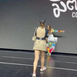 Rhatha Phongam Instagram - รักพี่มี่น้าาาา ตอนงานแต่งไม่กล้าชวน เพราะเห็นพี่มี่งานเยอะ วันรุ่งขึ้นเห็นพี่มี่ DM มาหา บอกว่าอยากมา คิดถึง ขอบคุณมากๆนะคะ วันนี้เลยพาเจ้าบ่าวมาแนะนำตัว คอนเสริตพี่มี่สนุกมากๆ นั่งมองด้วยความปลื้มใจ ท้้งในฐานะ มิตรรักแฟนเพลง และ ศิลปินค่ายเดียวกัน ทุกการเดินทางของพี่มี่ มันมีที่มา มีเรื่องราว มีคุณค่ามากๆ  การที่ศิลปินหญิง ทำคอนเสริตเดี่ยวในวันนี้ ยืนหยัดมาถึงวันนี้มันไม่ง่าย มัน amazing มากๆ อยากยืนปรบมือให้หลายๆนาทีให้คนเก่ง ของเรา รักพี่มี่น้า @palmy.ig 🫰🏻(จากเด็กนั่งรถตู้เดียวกันวันนั้น) ❤️ 

ปล พี่ต่าย อรทัย คือแขก surprise แบบว่า พี่มี่เชิญจากที่นั่งขึ้นไปร้องนำกันเลยจ้าาาา บุญหูมากกกกกก 
#krungthaiaxalife 
#คอนเสริต์มิตรuniverse
#คอนเสริต์palmy2024