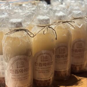 Rho Hee-young Instagram - #추석선물 을 준비하는 자세…
어떤분들은 나한테 #gift 전문회사를 만들어보라고도 하고 그동안 만들었던 gift set 를 책으로 내보라는 사람도 ㅎㅎ 
다….감사한말씀 이지만 ㅎ
이것을 돈벌이로는 힘들어 못함 ㅎ ㅎ 
해마다 2번 추석과 설 한달전부터 우리 #식음연구소 HQ는 총비상이다 ㅎ ㅎ ㅎ 
이번엔 어떤구성으로 할까…
받으시는 분들에 따라 호불호가 있을텐데.등등등 이러다보니 2종류에서 파생되는 5~6가지 다른구성들..!!!!
이번엔 약과계의 레어템 
@goldenpiece_korea 
내가맛본 최고의 식혜 
@ricepunch_official 👍👍👍👍
고객반응 최고 이제는 구하기도 힘든 
@originalbeerco 그리고 
우리 #3birds @3birds_kr Italian steak set meal kit 
#평양일미 만두 곰탕 세트 @pyeongyangilmi meal kit
그리고 @he11o_yeojin @yeopzip_ 밥도둑 보리굴비 
우리 @bon_bong_bon_bong 벌나무드링크 게다가 흥부박 만한 크기의 달디 단 
대박메론 ㅎ ㅎ ㅎ #안동머스크메론
@buynpium 
울 정우도 못구한다는 #하정우와인 @__hajungwoo 진짜 발품팔아 구해 나누니 반응.👍👍👍👍👍❤️❤️❤️❤️❤️❤️❤️😍 선물과 가격은 필요충분조건이 아니다 작은것이라도 내돈주고사긴 또 생각못했던 애템들인데 받으면 아주행복해지는…,그런 경험이어야 하나고 생각한다… ㅎ ㅎ 
이번추석도 
선물받으신분들이 다좋아하시니 넘 행복하네요… 서울돌아와 달맞이 완료 ㅎ
이제 다음 설에 대한고민시작 ㅎ 
#추석선물 #설선물
