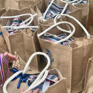 Rho Hee-young Instagram - #추석선물 을 준비하는 자세…
어떤분들은 나한테 #gift 전문회사를 만들어보라고도 하고 그동안 만들었던 gift set 를 책으로 내보라는 사람도 ㅎㅎ 
다….감사한말씀 이지만 ㅎ
이것을 돈벌이로는 힘들어 못함 ㅎ ㅎ 
해마다 2번 추석과 설 한달전부터 우리 #식음연구소 HQ는 총비상이다 ㅎ ㅎ ㅎ 
이번엔 어떤구성으로 할까…
받으시는 분들에 따라 호불호가 있을텐데.등등등 이러다보니 2종류에서 파생되는 5~6가지 다른구성들..!!!!
이번엔 약과계의 레어템 
@goldenpiece_korea 
내가맛본 최고의 식혜 
@ricepunch_official 👍👍👍👍
고객반응 최고 이제는 구하기도 힘든 
@originalbeerco 그리고 
우리 #3birds @3birds_kr Italian steak set meal kit 
#평양일미 만두 곰탕 세트 @pyeongyangilmi meal kit
그리고 @he11o_yeojin @yeopzip_ 밥도둑 보리굴비 
우리 @bon_bong_bon_bong 벌나무드링크 게다가 흥부박 만한 크기의 달디 단 
대박메론 ㅎ ㅎ ㅎ #안동머스크메론
@buynpium 
울 정우도 못구한다는 #하정우와인 @__hajungwoo 진짜 발품팔아 구해 나누니 반응.👍👍👍👍👍❤️❤️❤️❤️❤️❤️❤️😍 선물과 가격은 필요충분조건이 아니다 작은것이라도 내돈주고사긴 또 생각못했던 애템들인데 받으면 아주행복해지는…,그런 경험이어야 하나고 생각한다… ㅎ ㅎ 
이번추석도 
선물받으신분들이 다좋아하시니 넘 행복하네요… 서울돌아와 달맞이 완료 ㅎ
이제 다음 설에 대한고민시작 ㅎ 
#추석선물 #설선물