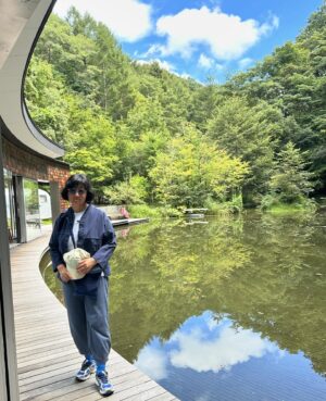 Rho Hee-young Instagram - 하루 동경 있다가 기차로  겨우 한시간 왔는데 이 산들바람 모지 ㅎ
#hoshinoyakaruizawa @hoshinoya.official 
호시노 기업의 첫번째 리조트 
#호시노야가루이자와  생태계살린디자인…
❤️❤️❤️❤️👍👍👍👍👍👍
그동안 얼마나 더웠는지….이정도 바람이 이렇게 고마울수가….
❤️👍👍❤️👍👍👍👍👍
오랜만에 느끼는 이 쾌적함
걷고 또 걷고..!!!!
#stonechurch 오늘 웨딩세레모니로 외부에서만…ㅠㅠ
낼 다시 ㅎ 행복한 에코빌리지 #karuizawa