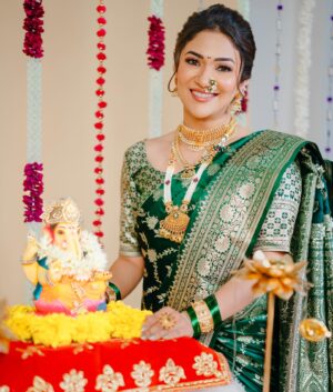 Ridhima Pandit Instagram - Vighnaharta has arrived time to rejoice and seek his blessings ✨🥹🙏💗 Ganpati Bappa Moryaaaaaaaaa ✨✨✨
.
.
.
.
.
Makeup Artist & stylist : @youbyaboli
📸 : @akashbhingare13
Hair : @devendra.pushpa
Jewellery : @jizajewellerystudio
Saree : @jarierabanaras 
Pr : @sonyashaikh 
Location : @contraststudiosmumbai
Shoot managed by @youbyaboli
Assisted by @vaishnavidmakeover
.
.
.
.
.
 #ganeshchaturthi #2024 #festive #maharashtra #ganpatibappamorya #ridhimapandit