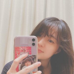 Rina Aizawa Instagram - 80'sアイドルのようなパーマをかけてみたくて…
カーラーを買って試してみました🥸
自分でカーラーを使うのは初めてだから
思ったよりも上手く出来なかったので今回はまだテスト。

顔の寄りすみません🙏😅