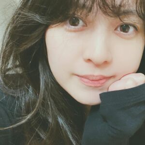 Rina Aizawa Instagram - 80'sアイドルのようなパーマをかけてみたくて…
カーラーを買って試してみました🥸
自分でカーラーを使うのは初めてだから
思ったよりも上手く出来なかったので今回はまだテスト。

顔の寄りすみません🙏😅