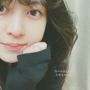 Rina Aizawa Instagram - 80'sアイドルのようなパーマをかけてみたくて…
カーラーを買って試してみました🥸
自分でカーラーを使うのは初めてだから
思ったよりも上手く出来なかったので今回はまだテスト。

顔の寄りすみません🙏😅