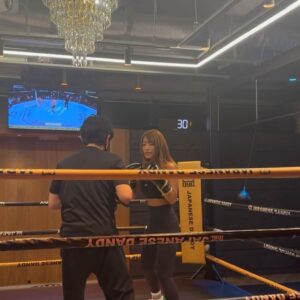 Rina Hashimoto Instagram - 🥊🔥ボクシングの動画YouTubeあがってるよ！

はまってるりんご飴🍏✨

いまから屋形船にのる！たのしみ！
おなかすいたっ👶👶👶👶

あつい！とける🫠