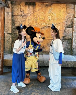 Rio Uchida Instagram - れなちんとミッキーと💙🤍💙
クランクアップして8月に行ってきたよ。

今夜はドラマ #嗤う淑女 8話の放送です😨😨😨
残り2話！
私たちの戦いはどうなるのでしょう…
お楽しみに🌀

#おそろコーデディズニー
#一緒に行くの4回目
#ドラマの外ロケよりも汗かいた