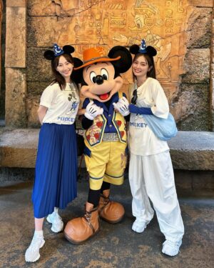 Rio Uchida Instagram - れなちんとミッキーと💙🤍💙
クランクアップして8月に行ってきたよ。

今夜はドラマ #嗤う淑女 8話の放送です😨😨😨
残り2話！
私たちの戦いはどうなるのでしょう…
お楽しみに🌀

#おそろコーデディズニー
#一緒に行くの4回目
#ドラマの外ロケよりも汗かいた