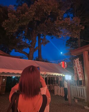 Riria Kojima Instagram - 🏮🌙

良き夜でした。

初日からやさしい交流に
巡り逢えて

私たちはいつもよりさらに
にこにこ祭りでした。

#猿田彦神社
#佐瑠女神社 
#宵祭
#礼祭

２日共に参列させていただけて
とても嬉しかったです。

帰ってきてからは
カメラフォルダを見返して
にやにやしてしまう、、、

愉快な動画もお裾分け。
ぱわー❤️‍🔥

#伊勢
#りりあい

@ai_moritaka_official 🤝🏻
愛ちゃありがとうね。