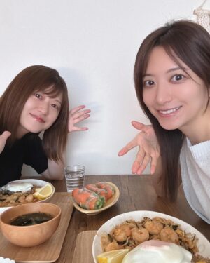 Risa Ozaki Instagram - 久しぶりに会えた日🫶

とりあえず胃に何か入れてもらおうと
作りすぎた日😂笑
コンセプトはタイ料理。
いつもはナンプラー無しの「なんちゃって」ガパオだったけれど、今回のために買いましたわよ🔥
やっぱり本格的な味わいになりますね！！

.
#笹崎さん　#久しぶり　#タイ料理な日　#まったり