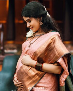 Rithika Tamil Selvi Instagram - தாய்மையின் முதல் அத்யாயத்தில் ✨

@vinun43

PC @ashokarsh & team 
MUA @profile_makeover & @chella_hair_makeup 
Hairstylist @mani_stylist_ 
Blouse & kurta set @vika.label 
Saree #mywardrobe 

#rithikatamilselvi #tamil_rithika #maternity #maternityphotoshoot #maternitypics #waitingforlittleone #maternityshoot #tamilrithika