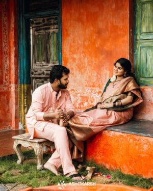 Rithika Tamil Selvi Instagram - தாய்மையின் முதல் அத்யாயத்தில் ✨

@vinun43

PC @ashokarsh & team 
MUA @profile_makeover & @chella_hair_makeup 
Hairstylist @mani_stylist_ 
Blouse & kurta set @vika.label 
Saree #mywardrobe 

#rithikatamilselvi #tamil_rithika #maternity #maternityphotoshoot #maternitypics #waitingforlittleone #maternityshoot #tamilrithika