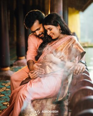 Rithika Tamil Selvi Instagram - தாய்மையின் முதல் அத்யாயத்தில் ✨

@vinun43

PC @ashokarsh & team 
MUA @profile_makeover & @chella_hair_makeup 
Hairstylist @mani_stylist_ 
Blouse & kurta set @vika.label 
Saree #mywardrobe 

#rithikatamilselvi #tamil_rithika #maternity #maternityphotoshoot #maternitypics #waitingforlittleone #maternityshoot #tamilrithika