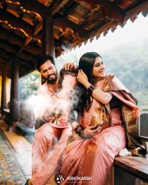 Rithika Tamil Selvi Instagram - தாய்மையின் முதல் அத்யாயத்தில் ✨

@vinun43

PC @ashokarsh & team 
MUA @profile_makeover & @chella_hair_makeup 
Hairstylist @mani_stylist_ 
Blouse & kurta set @vika.label 
Saree #mywardrobe 

#rithikatamilselvi #tamil_rithika #maternity #maternityphotoshoot #maternitypics #waitingforlittleone #maternityshoot #tamilrithika