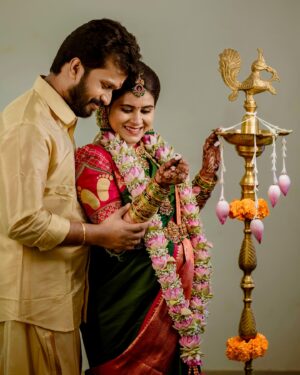 Rithika Tamil Selvi Instagram - 🤰🥰
@vinun43 
Pc @balaartphotography 
Mua @profile_makeover 
Hairstylist @mani_stylist_ 
Mehendi @aravinth_mehendi_makeup 
Saree #mywardrobe 
Blouse @vika.label 
Jewellery @new_ideas_fashions 
Vinu’s makeover @chella_hair_makeup 
Vinu’s outfit @sreekamakshisilk 
Flowers @blossom_bridal_flowers 
Nails @profile_makeover_beauty 
Plate decors @all_in_one_dream_place