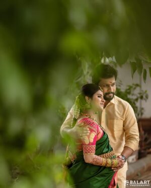 Rithika Tamil Selvi Instagram - 🤰🥰
@vinun43 
Pc @balaartphotography 
Mua @profile_makeover 
Hairstylist @mani_stylist_ 
Mehendi @aravinth_mehendi_makeup 
Saree #mywardrobe 
Blouse @vika.label 
Jewellery @new_ideas_fashions 
Vinu’s makeover @chella_hair_makeup 
Vinu’s outfit @sreekamakshisilk 
Flowers @blossom_bridal_flowers 
Nails @profile_makeover_beauty 
Plate decors @all_in_one_dream_place