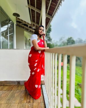 Riya Vishwanathan Instagram - One last time ❤️ 
.
.
.
#post #portrait #picture 
#picoftheday #naturelovers 
#vacation #grennery #raindrops 
#riyavishwanathan