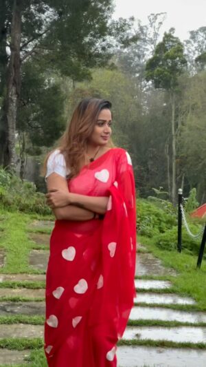 Riya Vishwanathan Instagram - Rain is the main reason to take this video ❤️ 
#nomakeupface 
.
.
Costume @selaibyoosinool _oosinool
.
.
#reels #reelsvideo #reelitfeelit 
#reelsindia #trendingsongs 
#nature #naturelovers 
#riyavishwanathan