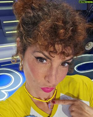Rocío Madrid Instagram - Hoy he sido muy feliz.
Después de un tiempo regreso de invitada a @pasapalabra .
La calidad humana y profesional de cada persona de este equipo es enorme.
Son más de 15 años trabajando con ellos .El amor y el cariño con el que me tratan siempre es muy grande.
Ha sido un placer volver a el que considero un poquito mi casa y ver a gente que quiero mucho.
Ya que me recuerdan a donde pertenezco y donde nunca más tengo que volver.
Gracias equipo por todo,sois muy grandes...
Ah! En la última foto con mi súper collar de @pulserinchismaca ❤️🙌
Guapa mi @marisajarab 🌟.