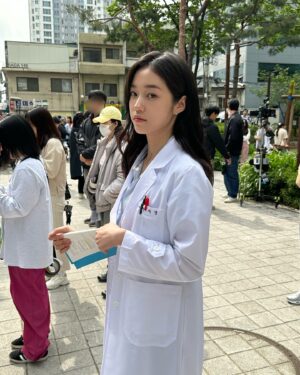 Roh Yoon-seo Instagram - 행복하고, 재밌고, 영광이었던
🌲아무도 없는 숲속에서 🌲 
전의선🫶🍅👩‍⚕️
#Thefrog