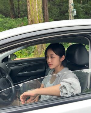 Roh Yoon-seo Instagram - 행복하고, 재밌고, 영광이었던
🌲아무도 없는 숲속에서 🌲 
전의선🫶🍅👩‍⚕️
#Thefrog