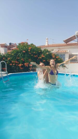 Romana Instagram - O verão é sempre um desafio!! Conciliar trabalho com alguns dias com a família nem sempre é fácil,mas tudo se consegue com vontade 🥰

Se gostam de ir de férias e escolher ficar numa casa com a vossa família, deixo aqui uma sugestão @alojamentoenatureza 
Desta vez escolhi a Casa do Sapal

Uma casa típica algarvia, pensada para o convívio que oferece um espaço exterior com piscina. Situada em Castro Marim, a 15 minutos da praia de Monte Gordo e a menos de 10 minutos de Espanha, é perfeita para dias de descanso ou de passeio. 

Comodidades próximas:
•Restaurantes
•Mercearia
•Cabeleireiro 

Tive o prazer de ser a primeira pessoa a ficar alojada nesta casa típica algarvia e gostei tanto que quero regressar! Recomendo vivamente. Venham visitar!

Algarve - Castro Marim 

•Até 12 pessoas
•Pet friendly
•Garagem
•Piscina 

#alojamentoenatureza #alojamento #visitportugal #alojamentoportugal